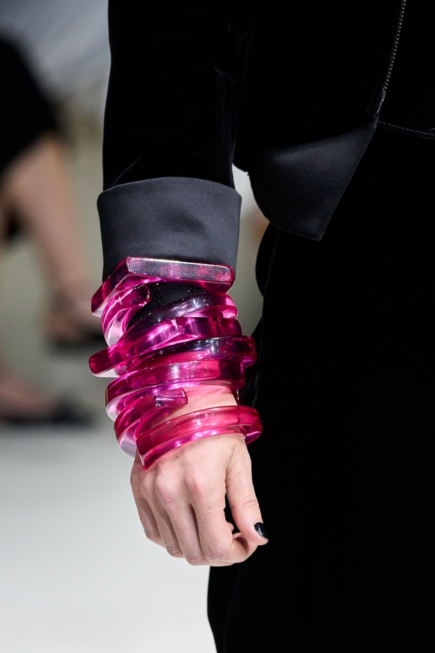 مجموعة Emporio Armani "سيرك الحياة"... إطلالات كلاسيكية بلمسة مرحة