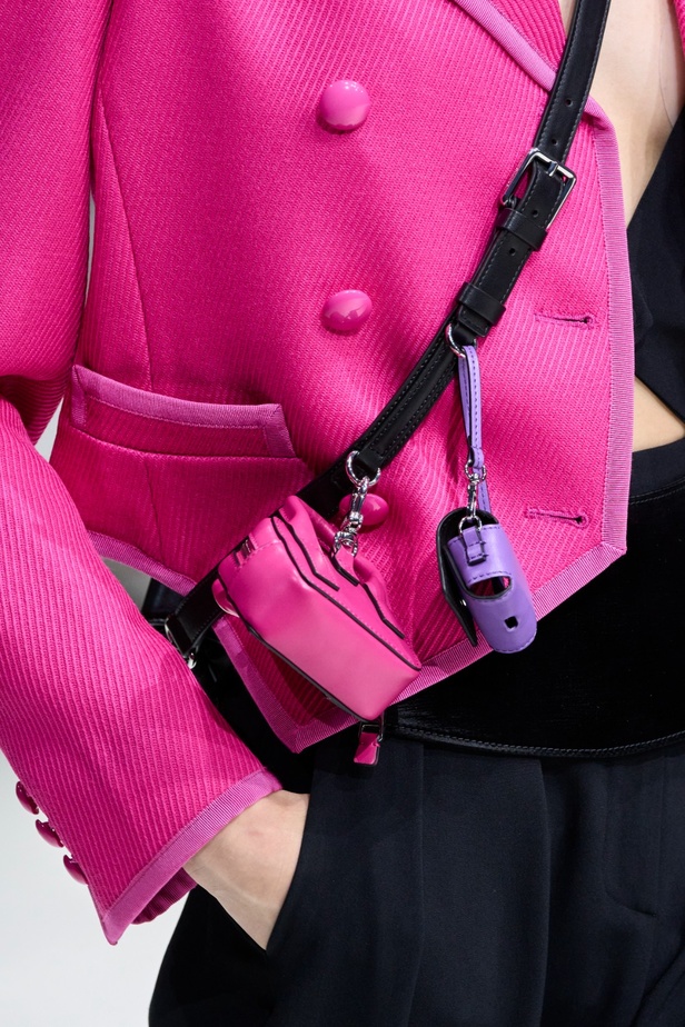 مجموعة Emporio Armani "سيرك الحياة"... إطلالات كلاسيكية بلمسة مرحة