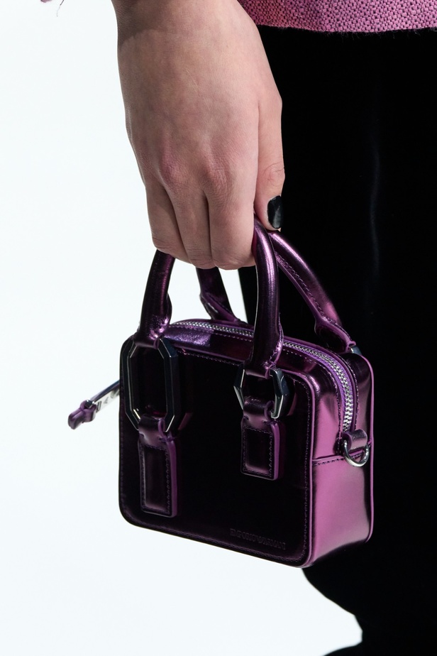 مجموعة Emporio Armani "سيرك الحياة"... إطلالات كلاسيكية بلمسة مرحة