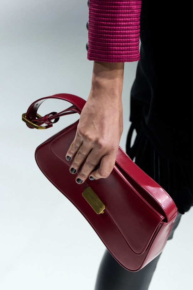 مجموعة Emporio Armani "سيرك الحياة"... إطلالات كلاسيكية بلمسة مرحة