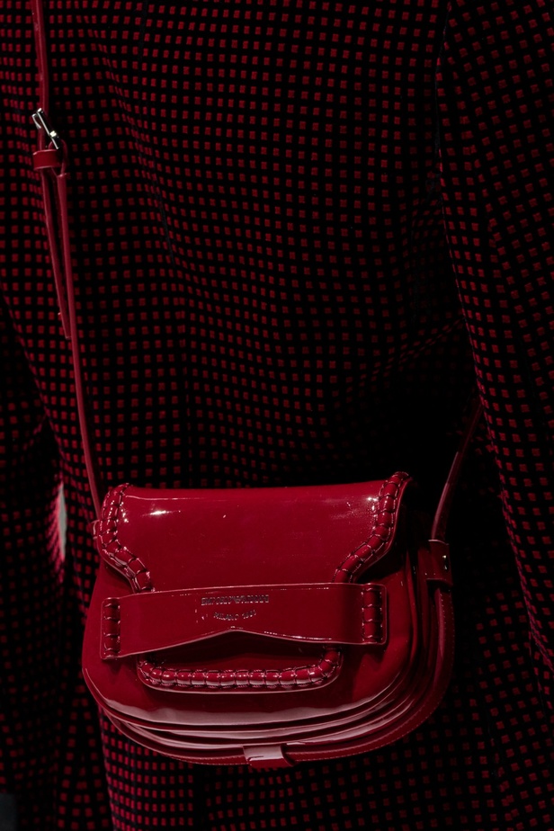 مجموعة Emporio Armani "سيرك الحياة"... إطلالات كلاسيكية بلمسة مرحة