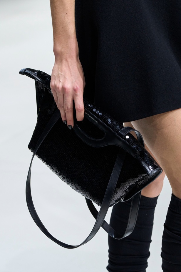 مجموعة Emporio Armani "سيرك الحياة"... إطلالات كلاسيكية بلمسة مرحة