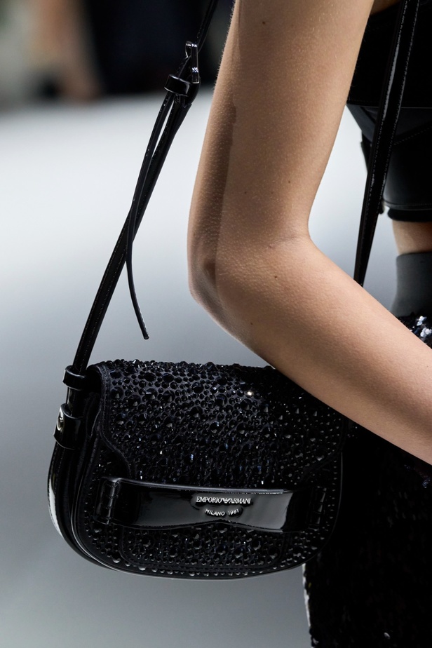 مجموعة Emporio Armani "سيرك الحياة"... إطلالات كلاسيكية بلمسة مرحة