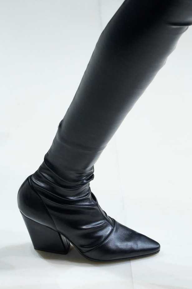 مجموعة Emporio Armani "سيرك الحياة"... إطلالات كلاسيكية بلمسة مرحة