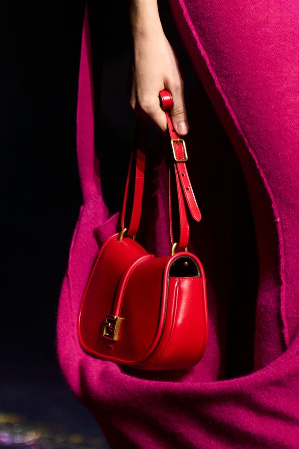 دار Fendi تستكشف الكلاسيكية والأناقة بأسلوب جديد وتقدّم البانك بلمسة راقية