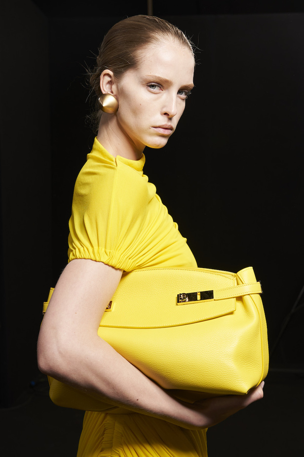 مجموعة فيراغامو لخريف 2023 اطلالات مونوكروم أنيقة وعصرية 