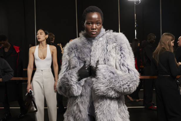 مجموعة فيراغامو لخريف 2023 اطلالات مونوكروم أنيقة وعصرية 