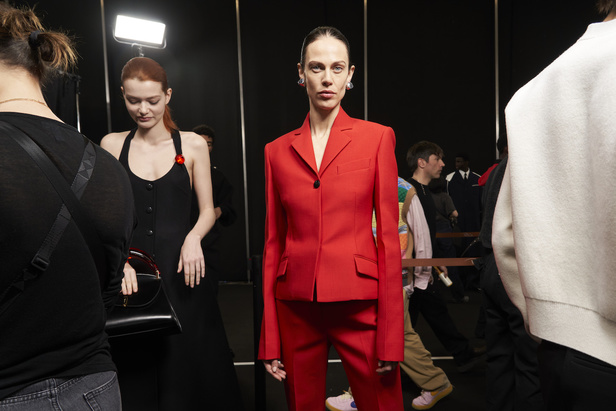 مجموعة فيراغامو لخريف 2023 اطلالات مونوكروم أنيقة وعصرية 