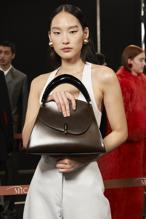 مجموعة فيراغامو لخريف 2023 اطلالات مونوكروم أنيقة وعصرية 