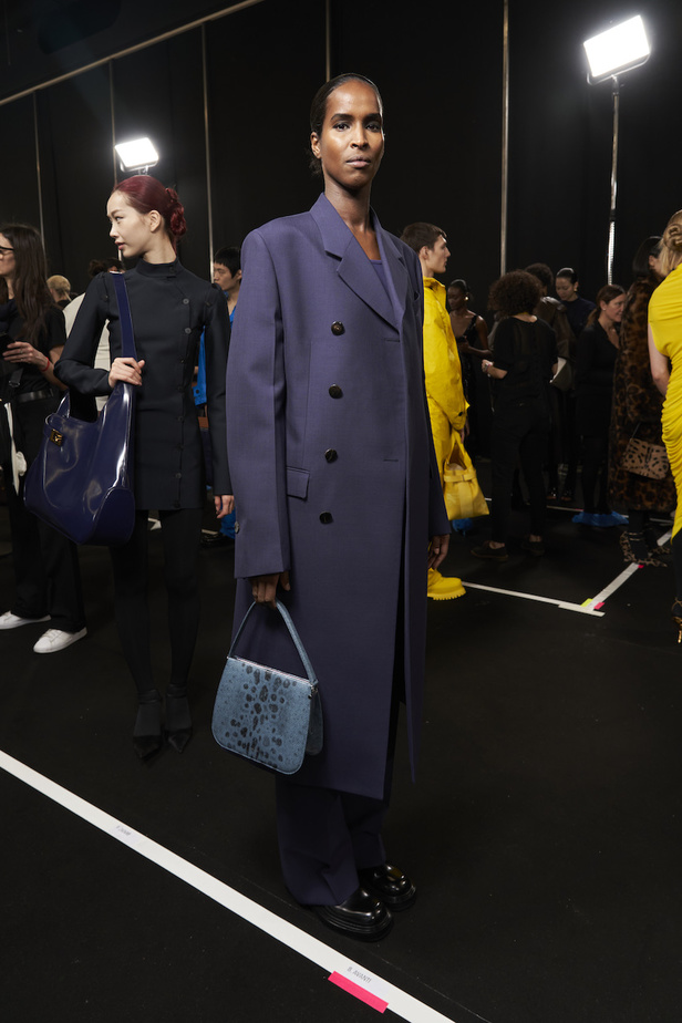 مجموعة فيراغامو لخريف 2023 اطلالات مونوكروم أنيقة وعصرية 