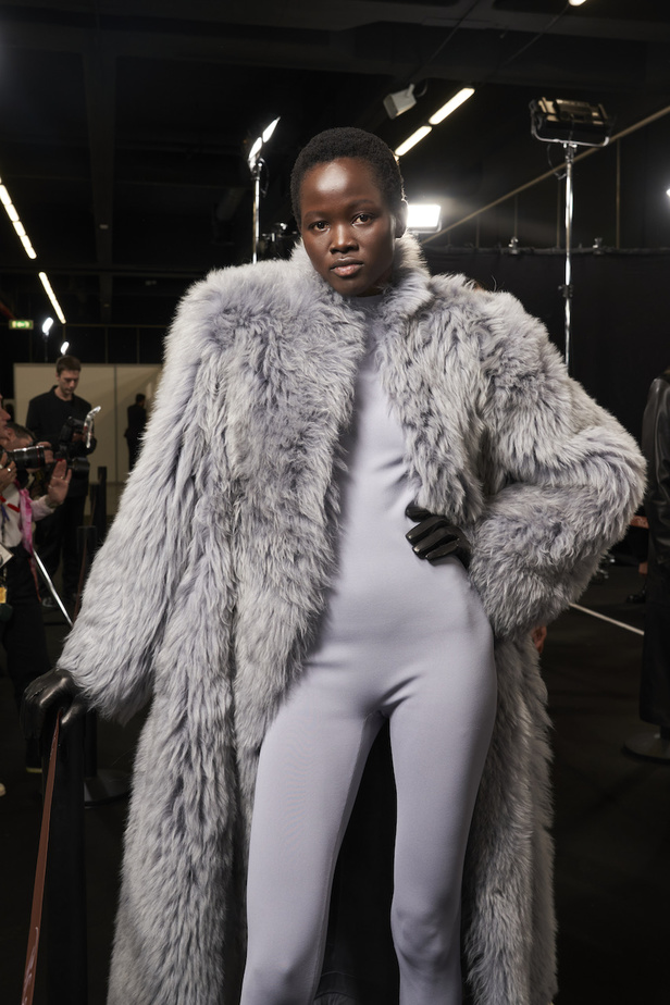 مجموعة فيراغامو لخريف 2023 اطلالات مونوكروم أنيقة وعصرية 