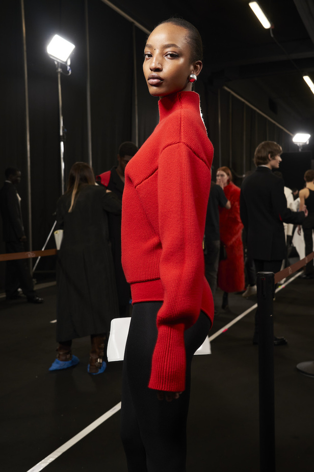 مجموعة فيراغامو لخريف 2023 اطلالات مونوكروم أنيقة وعصرية 