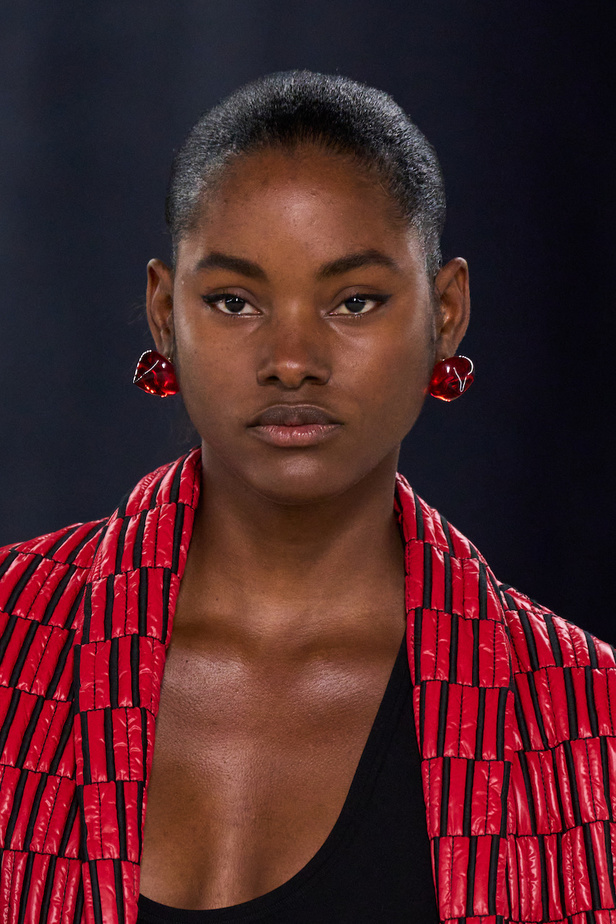 مجموعة فيراغامو لخريف 2023 اطلالات مونوكروم أنيقة وعصرية 