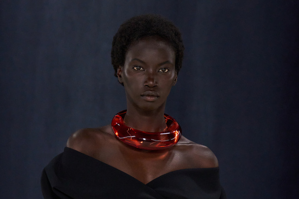 مجموعة فيراغامو لخريف 2023 اطلالات مونوكروم أنيقة وعصرية 