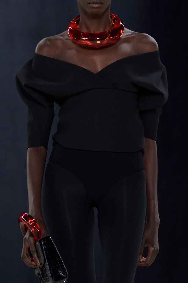 مجموعة فيراغامو لخريف 2023 اطلالات مونوكروم أنيقة وعصرية 