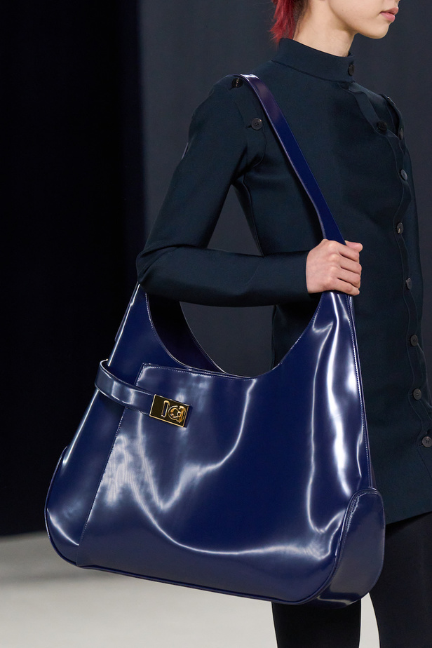 مجموعة فيراغامو لخريف 2023 اطلالات مونوكروم أنيقة وعصرية 