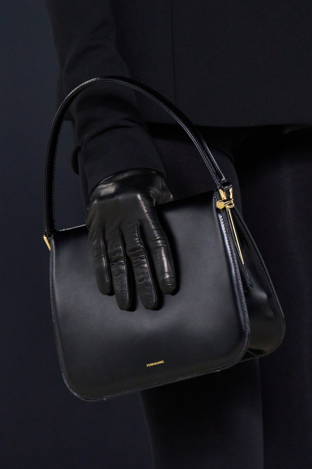 مجموعة فيراغامو لخريف 2023 اطلالات مونوكروم أنيقة وعصرية 