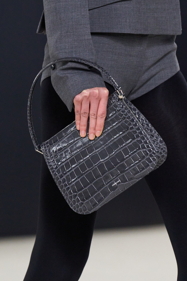 مجموعة فيراغامو لخريف 2023 اطلالات مونوكروم أنيقة وعصرية 