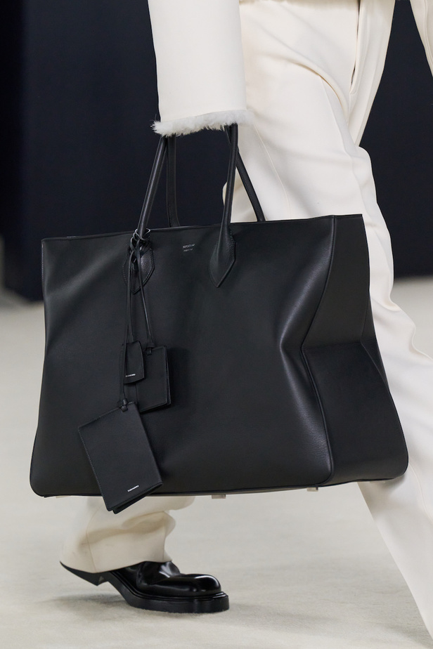 مجموعة فيراغامو لخريف 2023 اطلالات مونوكروم أنيقة وعصرية 