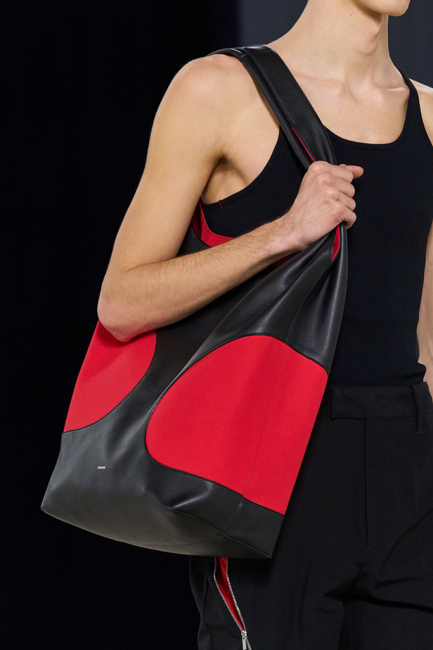 مجموعة فيراغامو لخريف 2023 اطلالات مونوكروم أنيقة وعصرية 