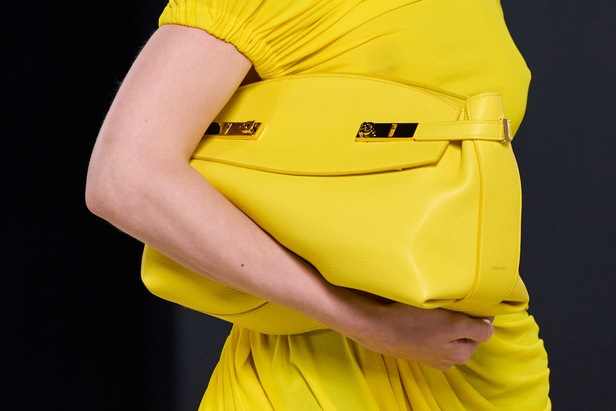 مجموعة فيراغامو لخريف 2023 اطلالات مونوكروم أنيقة وعصرية 