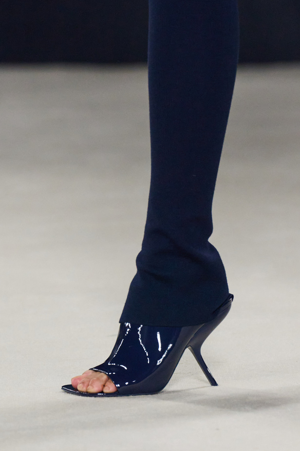 مجموعة فيراغامو لخريف 2023 اطلالات مونوكروم أنيقة وعصرية 