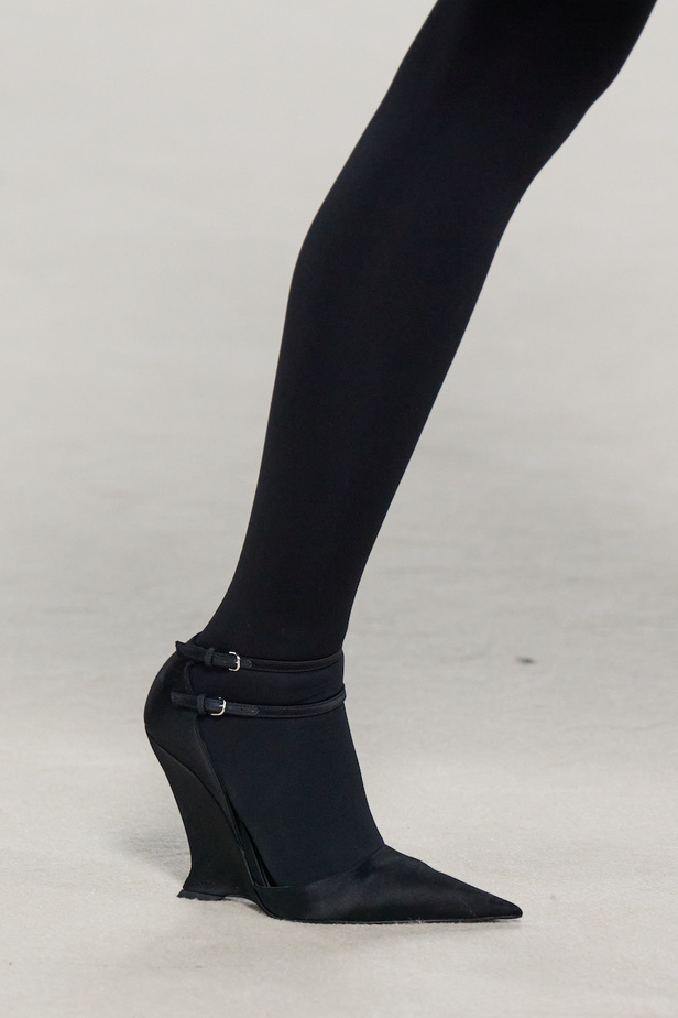 مجموعة فيراغامو لخريف 2023 اطلالات مونوكروم أنيقة وعصرية 