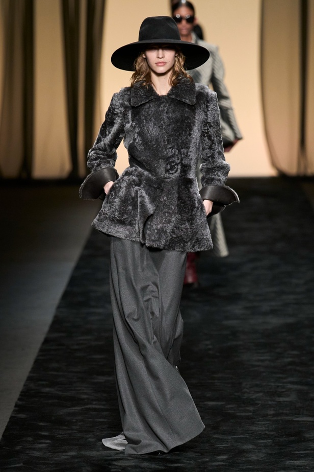  عرض Alberta Ferretti لخريف وشتاء 2023-2024