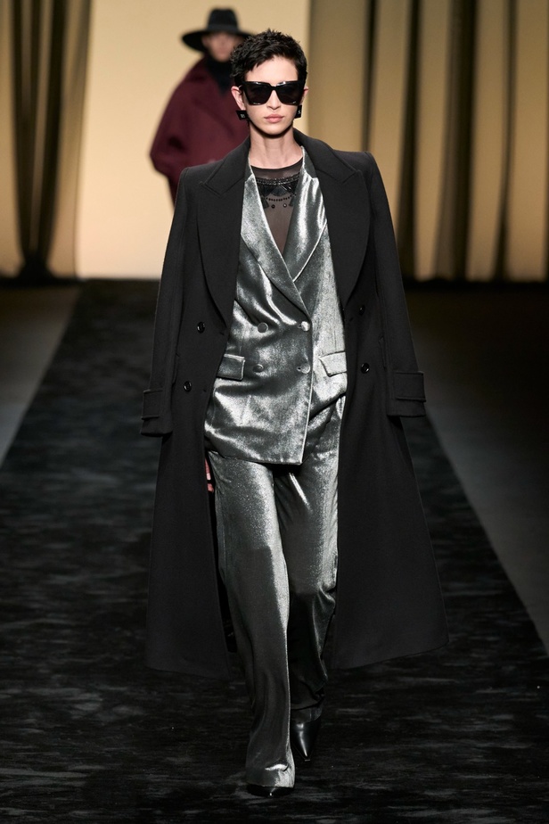  عرض Alberta Ferretti لخريف وشتاء 2023-2024