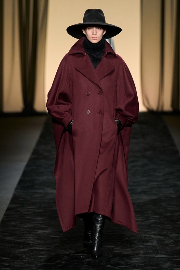  عرض Alberta Ferretti لخريف وشتاء 2023-2024