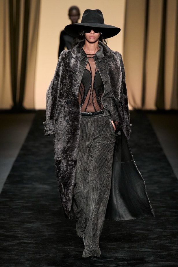  عرض Alberta Ferretti لخريف وشتاء 2023-2024