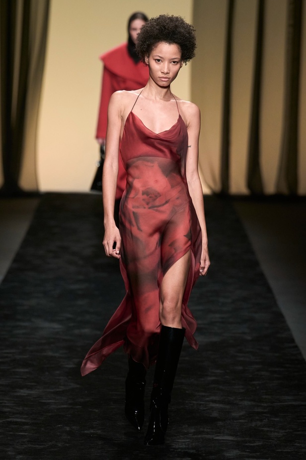  عرض Alberta Ferretti لخريف وشتاء 2023-2024