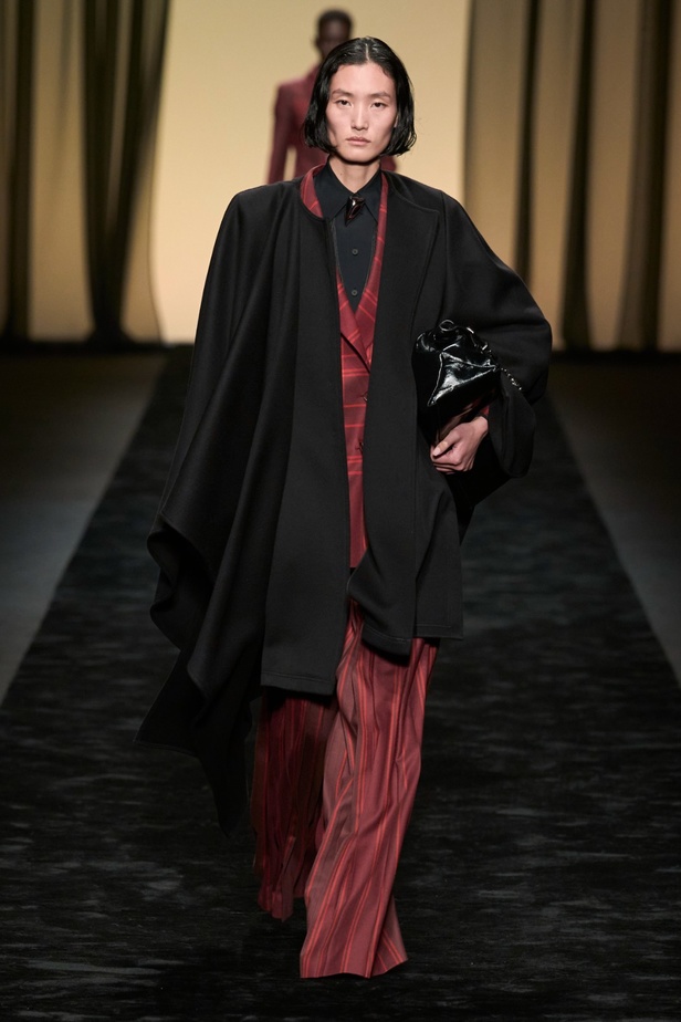  عرض Alberta Ferretti لخريف وشتاء 2023-2024