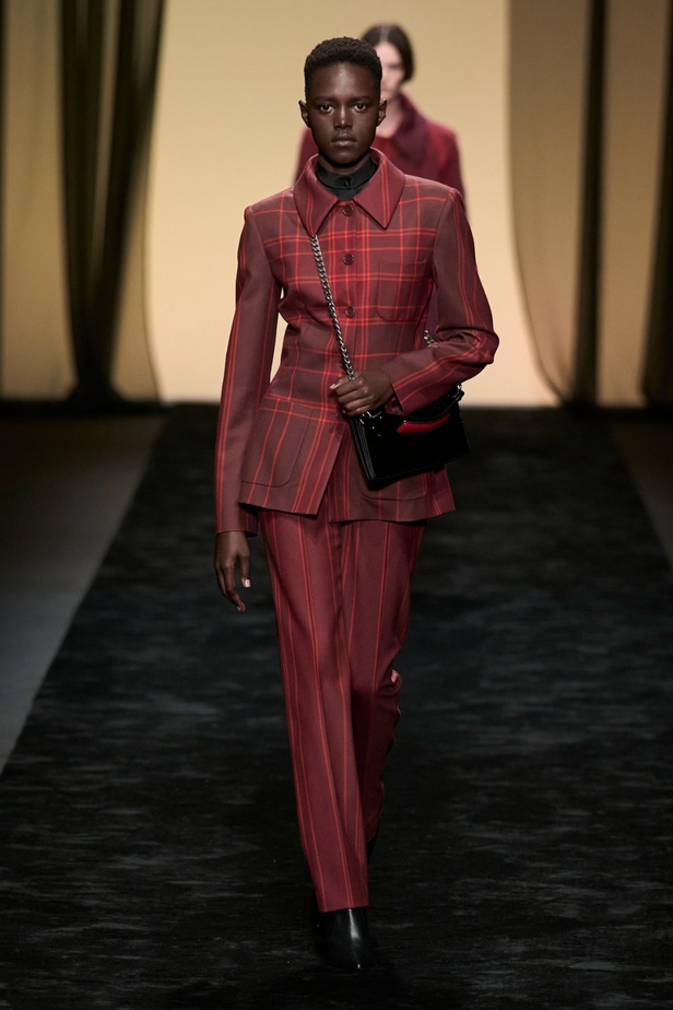  عرض Alberta Ferretti لخريف وشتاء 2023-2024