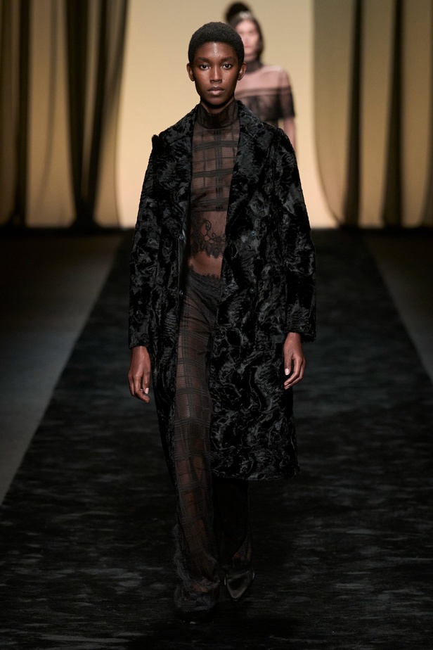  عرض Alberta Ferretti لخريف وشتاء 2023-2024