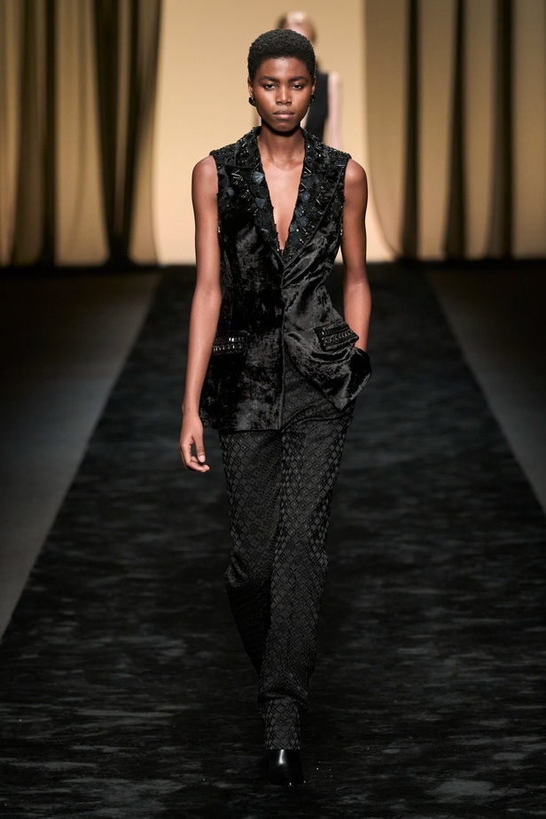  عرض Alberta Ferretti لخريف وشتاء 2023-2024