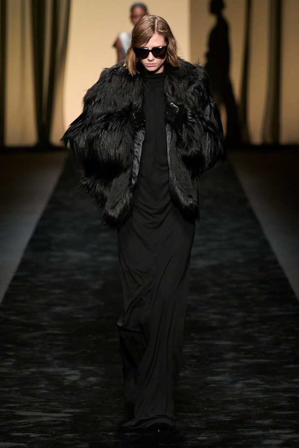  عرض Alberta Ferretti لخريف وشتاء 2023-2024