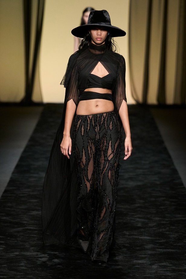  عرض Alberta Ferretti لخريف وشتاء 2023-2024