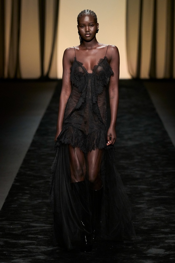  عرض Alberta Ferretti لخريف وشتاء 2023-2024