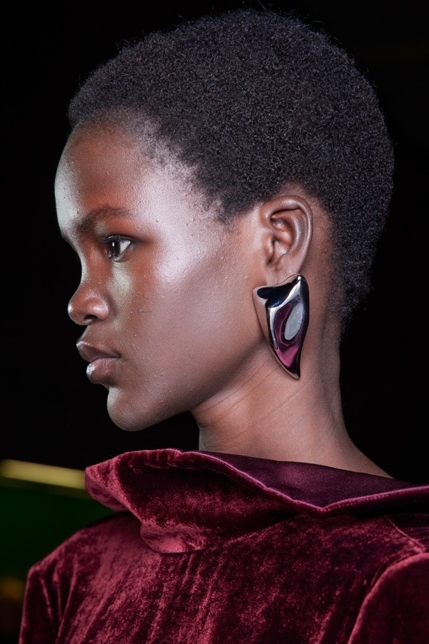 الأنوثة تمتزج بالقوّة في عرض Alberta Ferretti لخريف وشتاء 2023-2024