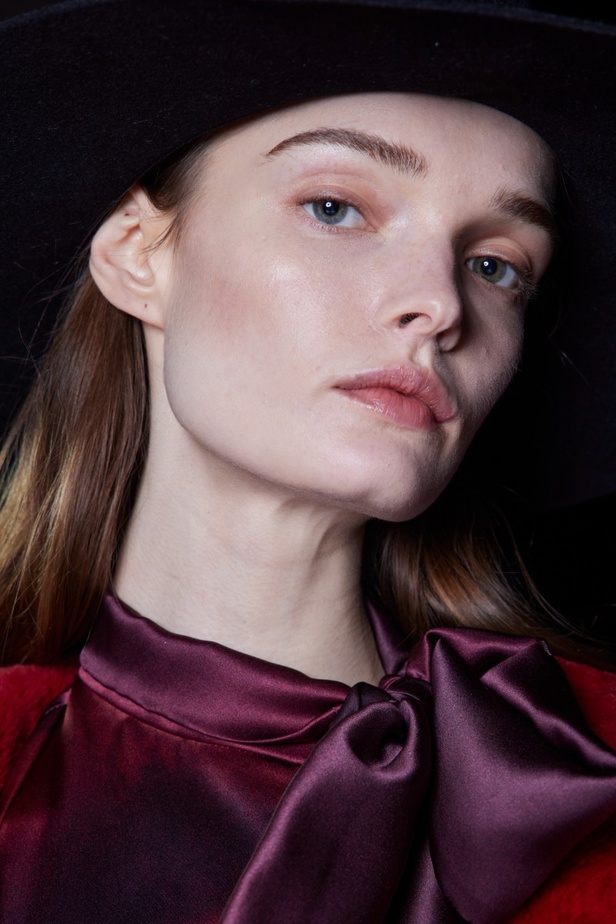 اطلالات جمالية من عرض Alberta Ferretti لخريف وشتاء 2023-2024