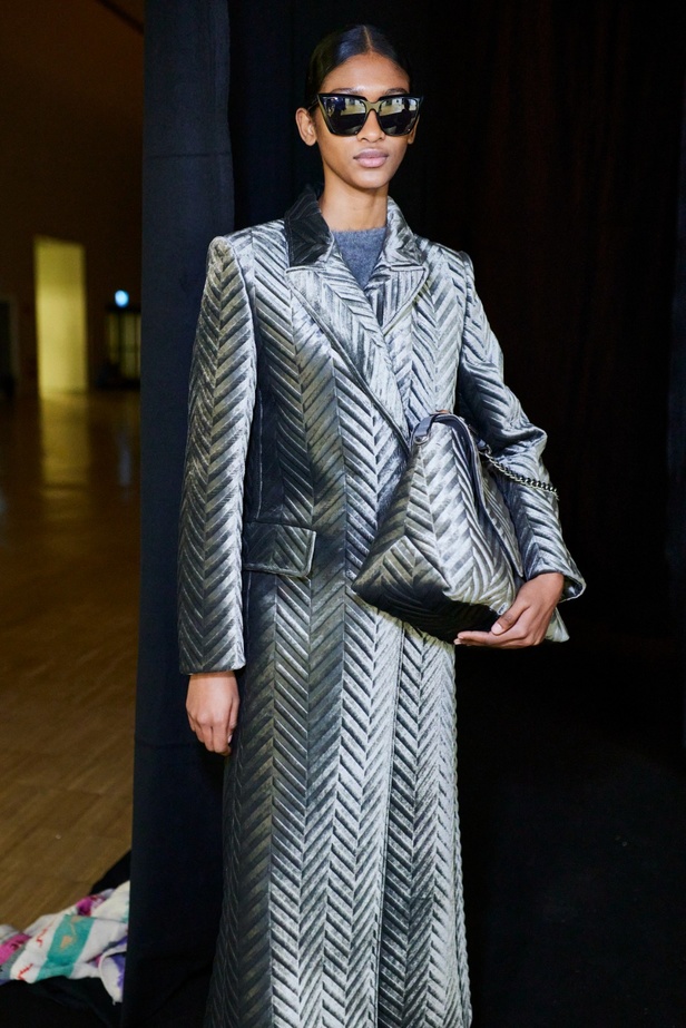 الأنوثة تمتزج بالقوّة في عرض Alberta Ferretti لخريف وشتاء 2023-2024