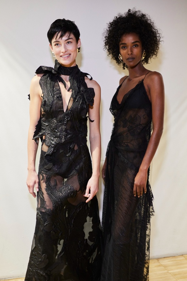 الأنوثة تمتزج بالقوّة في عرض Alberta Ferretti لخريف وشتاء 2023-2024