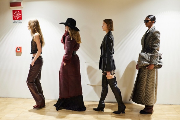 الأنوثة تمتزج بالقوّة في عرض Alberta Ferretti لخريف وشتاء 2023-2024