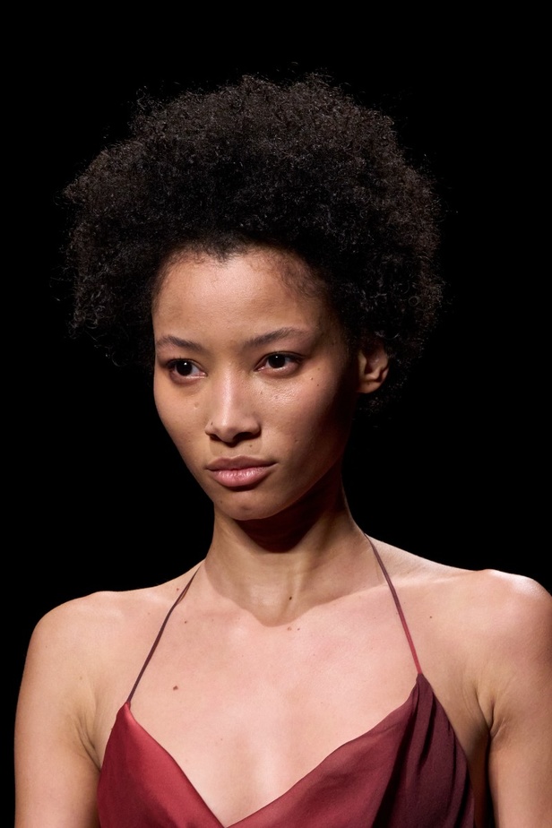 اطلالات جمالية من عرض Alberta Ferretti لخريف وشتاء 2023-2024