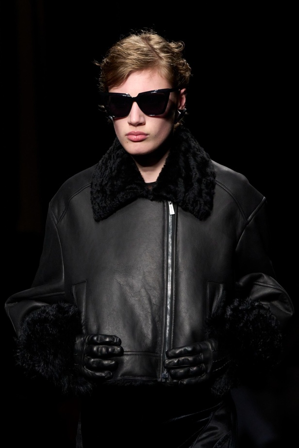 الأنوثة تمتزج بالقوّة في عرض Alberta Ferretti لخريف وشتاء 2023-2024