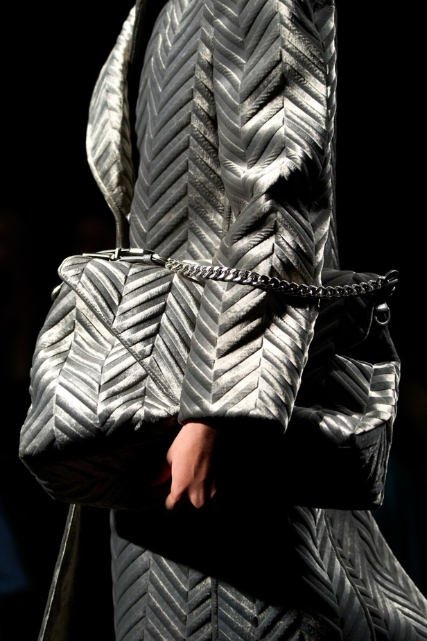 الأنوثة تمتزج بالقوّة في عرض Alberta Ferretti لخريف وشتاء 2023-2024