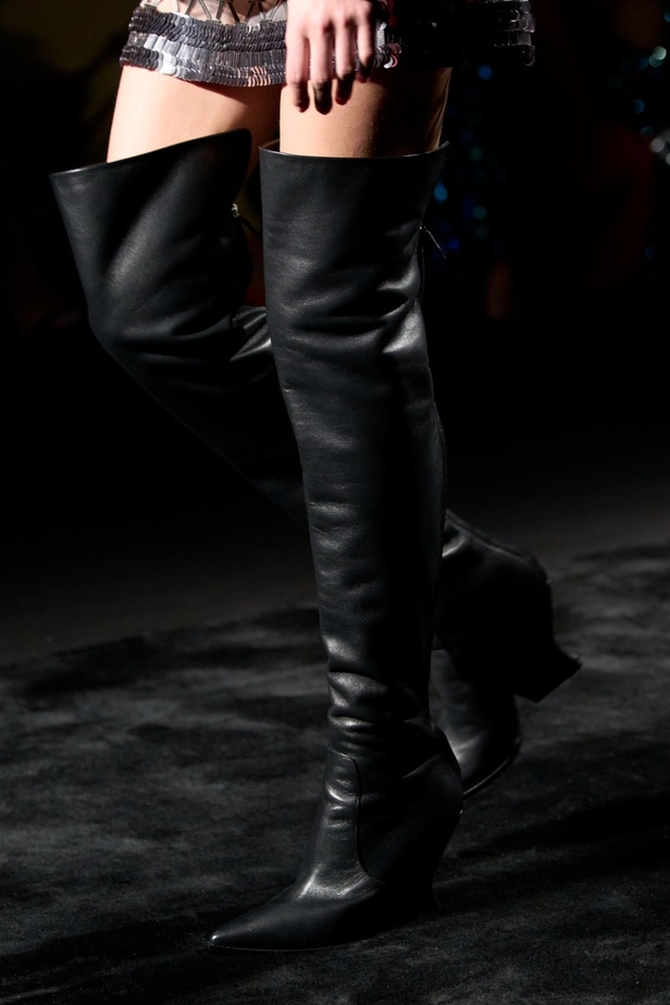 الأنوثة تمتزج بالقوّة في عرض Alberta Ferretti لخريف وشتاء 2023-2024