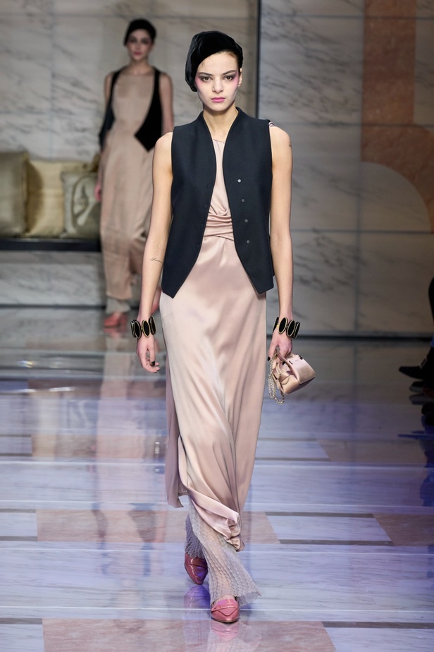 ألوان ترابية محايدة تزيّن تصاميم Giorgio Armani لموسم خريف وشتاء 2024