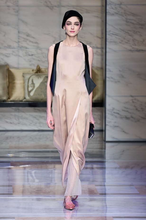 ألوان ترابية محايدة تزيّن تصاميم Giorgio Armani لموسم خريف وشتاء 2024
